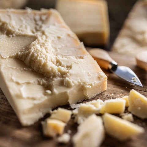 Parmigiano Reggiano o Βασιλιάς των Τυριών – Ο πλήρης οδηγός για επιλογή & σερβίρισμα.